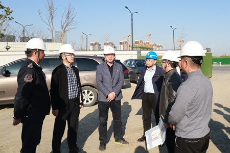 集團領導檢查國際商務區停保場2_副本_副本.jpg 集團領導檢查國際商務區停保場2_副本_副本.jpg