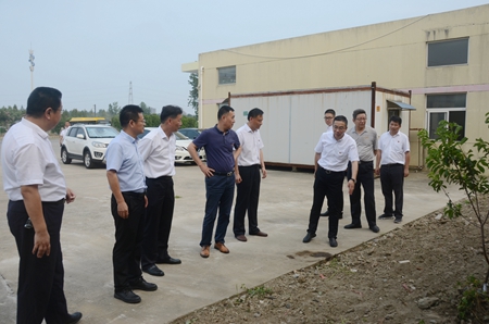 集團領導督查公交2_副本.jpg 集團領導督查公交2_副本.jpg